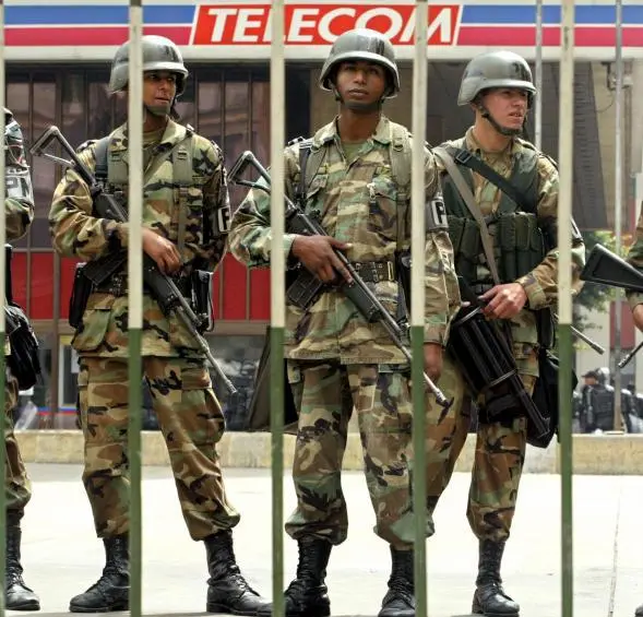 Una escena similar también ocurrió en Bogotá, tras el anuncio de la liquidación, el ejercito se mantuvo en la entrada de una de las oficinas de Telecom en la capital colombiana. 2003. AFP FOTO: /Luis ACOSTA. Archivo EL COLOMBIANO.