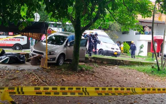 En este automóvil viajaban las víctimas, cuando se produjo el ataque armado en el barrio Las Brisas de La Estrella. FOTO: CORTESÍA.