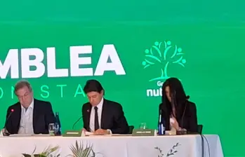 Jaime Gilinski (en el centro), presidente y principal accionista de Nutresa, encabezó la asamblea de accionistas. FOTO Ferney Arias