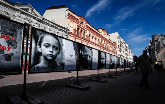 En Moscú, la capital de Rusia, hay una exposición fotográfica llamada “Look into the eyes of Donbass” (Mira a los ojos de Donbás) con fotografías de niños de esta región del sureste de Ucrania. FOTO EFE