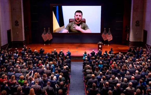 En cerca de 20 minutos, el presidente ucraniano Volodimir Zelenski les expuso a congresistas de Estados Unidos la guerra que han padecido por la invasión rusa a su país. FOTO AFP