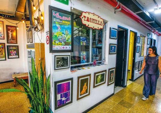 Alejandra María Jiménez, directora de La Polilla en las instalaciones del lugar. FOTO Julio César Herrera