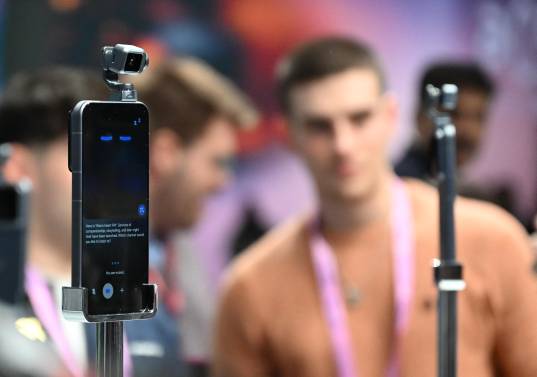 Este año, la innovación gira en torno a cómo la IA, la robótica y la conectividad definen la relación entre las personas y la tecnología cotidiana. FOTO Cheng Min/Xinhua via AFP