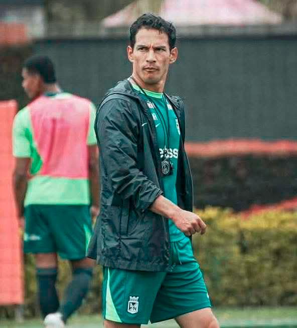 Diego Arias, técnico interino de Nacional, durante una de las prácticas del conjunto verde. FOTO ATLÉTICO NACIONAL