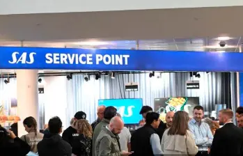 En el aeropuerto de Copenhague, Dinamarca, hubo caos por la cancelación de decenas de vuelos. FOTO: AFP.