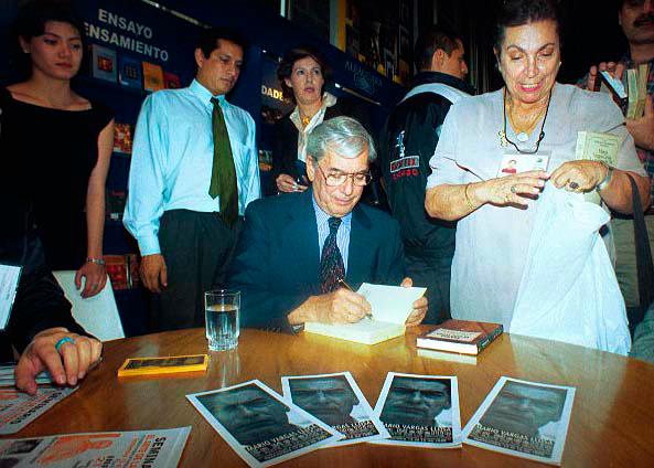 Vargas Llosa vino a Medellín cuando todavía no era Nobel, en 1999. Foto: Archivo EC