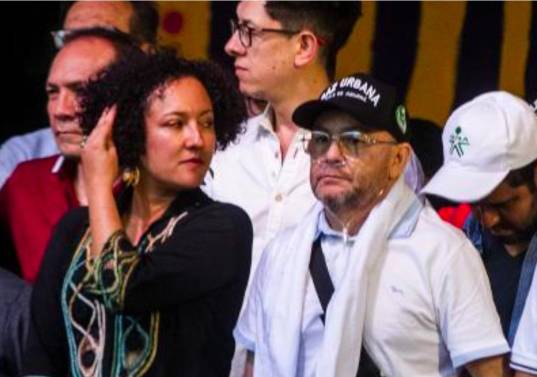 Isabel Zuleta junto a José Leonardo Muñoz Martínez, alias Douglas, durante el ‘tarimazo’ en La Alpujarra, en Medellín. FOTO: EL COLOMBIANO