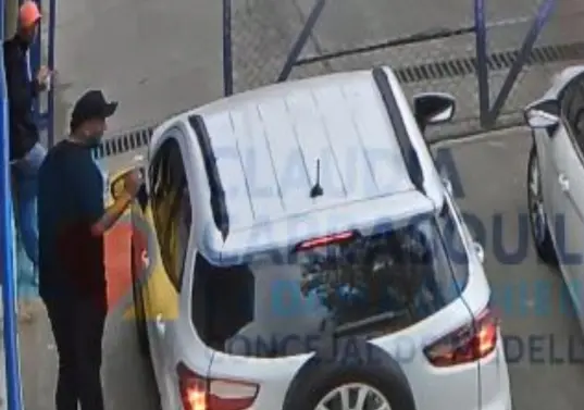 Una de las denuncias más graves del video es que en realidad serían “civiles” los que estarían cuidando el acceso al penal de máxima seguridad el día del parrandón que celebraron los capos. FOTO: Imagen tomada de redes.