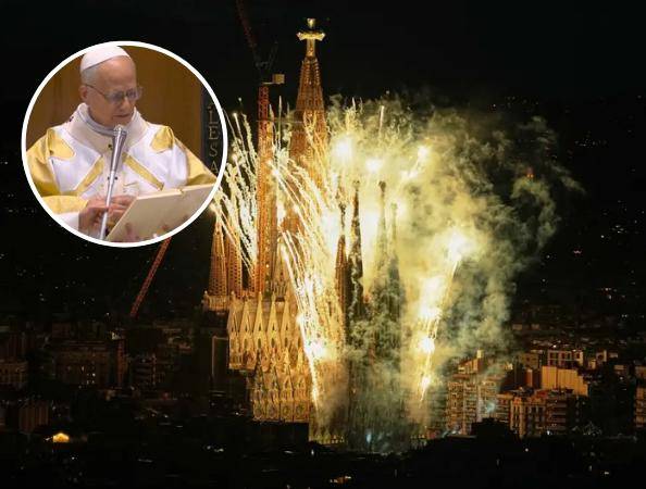 La cruz que corona la torre fue iluminada por primera vez en la historia del templo. FOTO: Vatican Media.