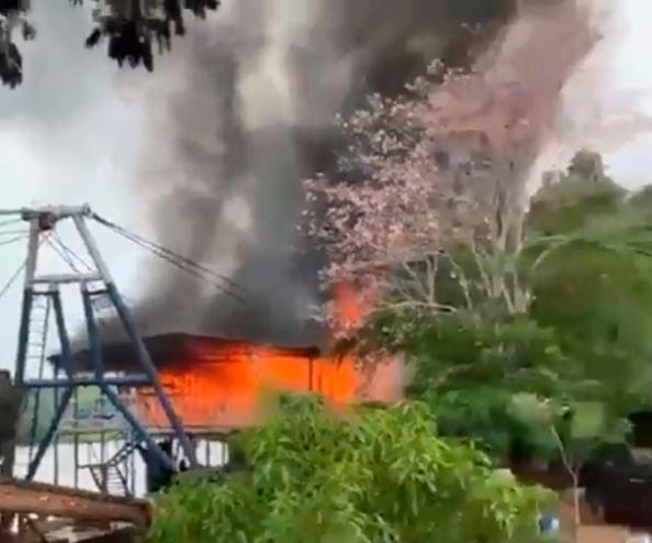 Tres dragas ardieron en La Esperanza, corregimiento de Nechí. FOTO: Cortesía