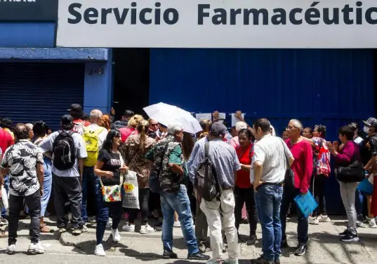 EL COLOMBIANO recorrió varios puntos de dispensación de medicamentos en Medellín. El común denominador es que los usuarios no reciban la entrega completa. FOTO Julio herrera