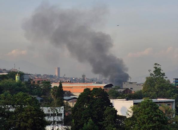 Una humareda alta alarmó a los habitantes del nororiente de Medellín. FOTO: CORTESÍA