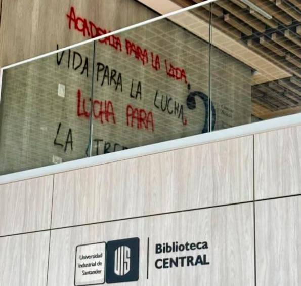 Aunque profesor y estudiantes los enfrentaron, encapuchados grafitearon varias paredes de la UIS