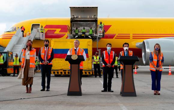 Las 50.000 dosis llegaron al aeropuerto El Dorado en un avión de carga de la empresa DHL procedente de Bélgica, con ruta Bruselas-Miami-Bogotá. FOTO Colprensa