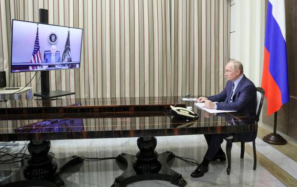 Joe Biden y Vladimir Putin llevaron a cabo su segunda cumbre con Ucrania como tema principal. FOTO Getty