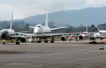 14 de Dic 2012 Bogotá Los recurrentes retrasos en la salida y llegada de vuelos en el aeropuerto El Dorado de Bogotá están lejos de tener una solución rápida y sencilla y menos en esta epoca del año donde hay mas personas para viajar. ( Fotos Colprensa-Raúl Palacios)