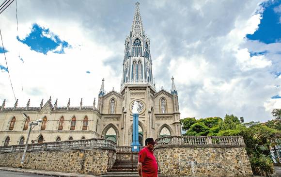 Estos cinco barrios de Medellín han visto la vida a la luz de una iglesia