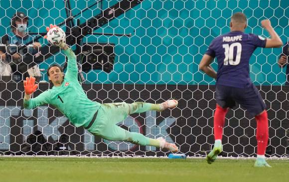 Kylian Mbappe fallo el remate desde el punto penal y con ese fallo clasificó Suiza. FOTO EFE