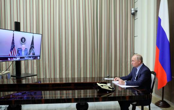 Vladimir Putin se reunió de forma virtual con su homólogo Joe Biden. FOTO EFE