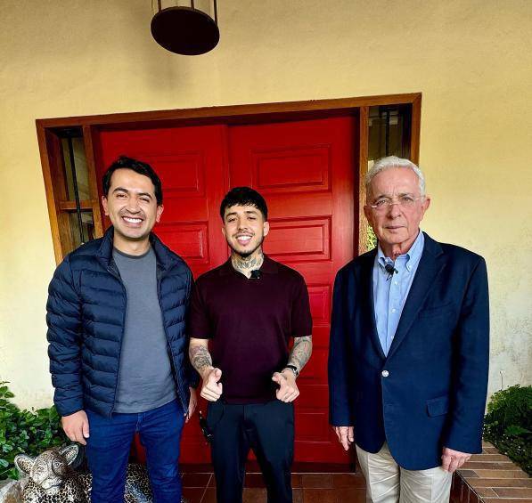 Briceño acompañó a Uribe en una entrevista con el influenciador Westcol en mayo, unas semanas antes de la primera vuelta presidencial. El encuentro fue en la casa del expresidente en Rionegro, Antioquia. Foto: X @danielbricen 