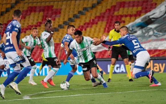 Acciones del duelo entre azules y verdes en octubre del año pasado. FOTO DIMAYOR