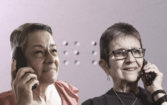 A los invidentes el promotor de lectura los llama por teléfono, incluso ahora que están encontrándose de nuevo en la presencialidad. El club existe hace 24 años. FOTO edwin bustamante y Cortesía