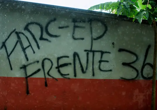 Grafiti intimatorio de las disidencias de las Farc en el Norte de Antioquia. FOTO: Camilo Suárez