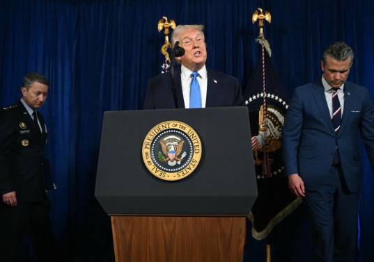 El presidente Donald Trump encabezó una conferencia de prensa en vivo desde su residencia de Mar-a-Lago. FOTO: AFP