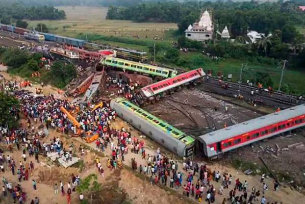 El accidente ocurrió en el estado oriental de Odisha, India, la noche del pasado viernes, hasta el momento hay 288 muertos y 900 heridos. Foto: AFP