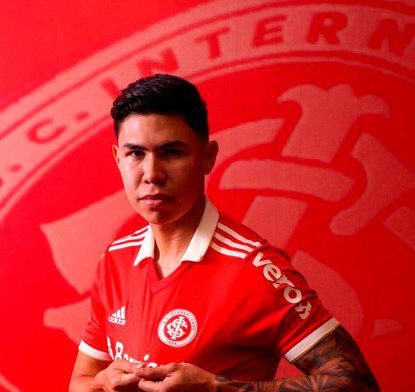 Nicolás Hernández se puso la camiseta del Internacional. FOTO @SCInternacional