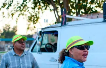 Martina Grifaldo y Francisco Mendoza, los activistas que alertan a los migrantes sobre las redadas. FOTO: AFP.