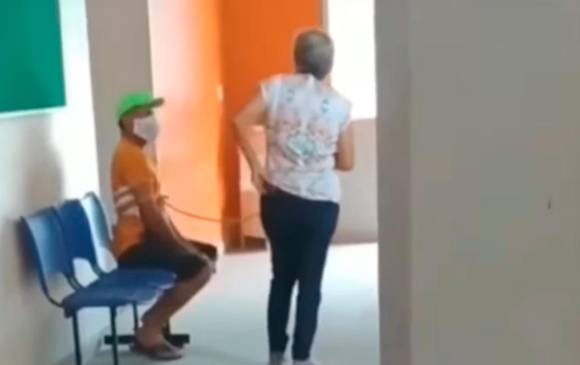 Momento en el que la mujer obliga a su pareja a vacunarse. FOTO captura de video 