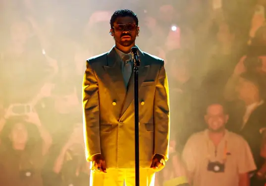 Así salió Bad Bunny para el primer acto en el que estuvo acompañado de una gran banda de músicos. FOTO Manuel Saldarriaga