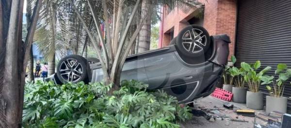 Insólito accidente en Club El Nogal: vehículo cayó en reversa desde el segundo piso