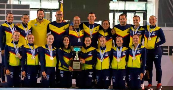 El equipo de natación artística abrió el camino de la excelente participación de Colombia en el Suramericano de natación en Argentina, donde el país fue el campeón general. FOTO CORTESÍA FECNA