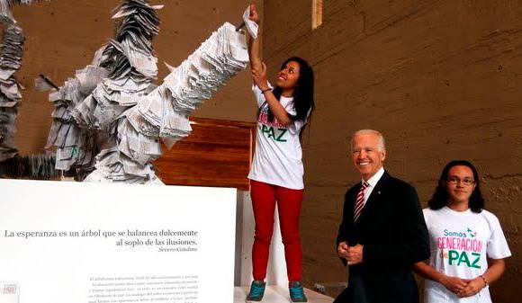 Joe Biden, en su visita en 2014 al país, dejó un mensaje de solidaridad con las víctimas en el Centro de Memoria, Paz y Reconciliación en Bogotá. FOTO: Cortesía Indepaz.