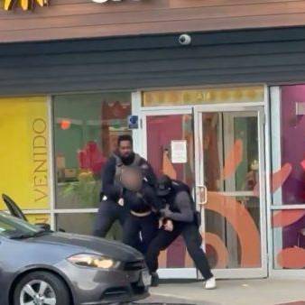 La profesora, de origen colombiano, fue detenida sin una orden judicial. FOTO: CAPTURA DE VIDEO REDES SOCIALES/X