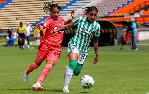 Greicy Landázuri (DIM) y Kelly Quiceno (Nacional), dos protagonistas del torneo profesional femenino en Colombia. El equipo verde llega invicto ala tercera fecha. FOTO cortesía colprensa