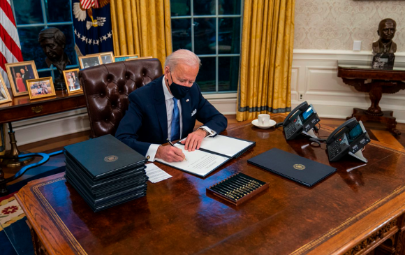 Trump tenía un “botón rojo” para pedir Coca Cola: Biden lo eliminó