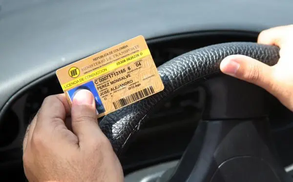 La licencia de conducción digital en Colombia puede consultarse desde el celular a través de la Carpeta Ciudadana Digital y tiene la misma validez que el documento físico ante autoridades de tránsito. FOTO: Humberto Arango Gómez. ARCHIVO EL COLOMBIANO.