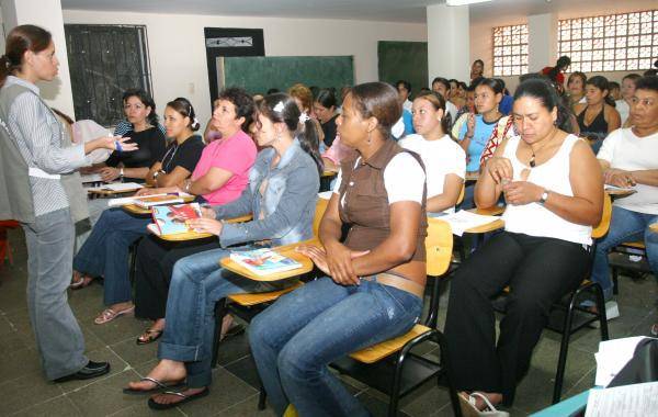 El concurso docente 2026 de la CNSC contempla inicialmente más de 28.000 vacantes para docentes de aula, rectores, coordinadores, directores rurales y docentes orientadores. FOTO: Hernán Chica López/Sergio López. 