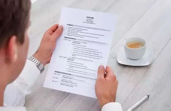 Candidato analizando si debe incluir o no sus trabajos de corta duración. FOTO: SHUTTERSTOCK