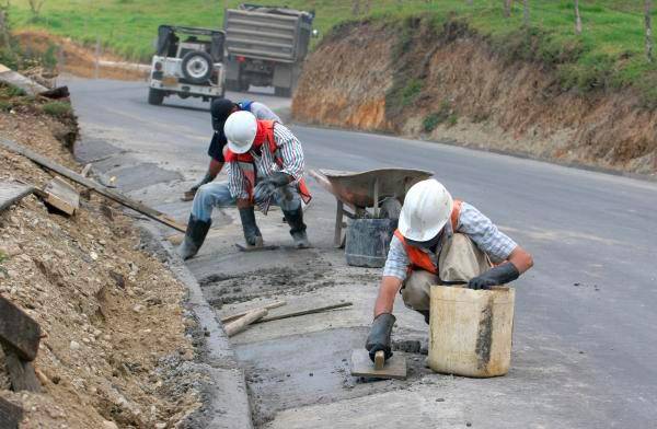 Las cuadrillas de obreros permanecen en terreno para mantener las vías despejadas y garantizar la movilidad. FOTO: Juan Antonio Sánchez