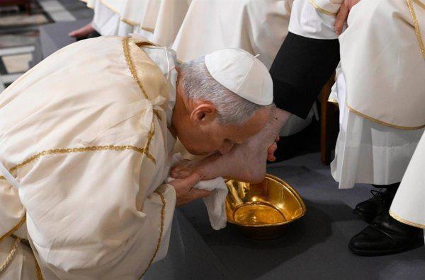 León XIV lavó y besó los pies de 12 sacerdotes en la basílica romana de San Juan de Letrán. FOTO: Vatican News