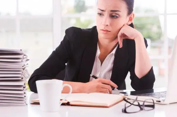 Una mujer revisa ofertas laborales en su computador tras sentirse estancada en su empleo actual. FOTO: iStock