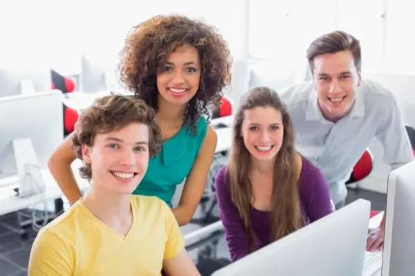 Algunas vacantes ofrecen la posibilidad de trabajar desde casa y crecer profesionalmente. FOTO: FREEPIK