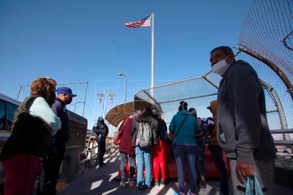 Los migrantes intentan ingresar a Estados Unidos por la frontera con México. FOTO EFE
