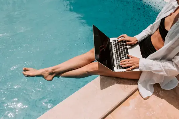 Las vacaciones silenciosas reflejan la tensión entre la necesidad de bienestar y la exigencia de productividad constante. i Stock