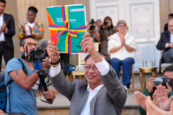 El presidente Gustavo Petro presentó el lunes en la Casa de Nariño el articulado del proyecto de ley con el que su gobierno busca transformar el Sistema de Salud colombiano, iniciativa que lideró la ministra de Salud, Carolina Corcho. FOTO: PRESIDENCIA