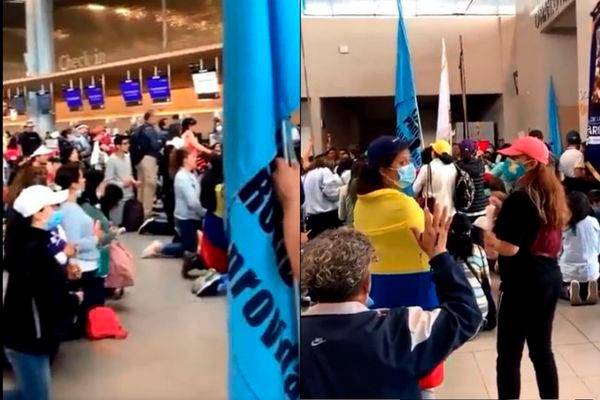 A modo de protesta, varios ciudadanos decidieron rezar en las instalaciones del aeropuerto. FOTO: Tomado de redes sociales